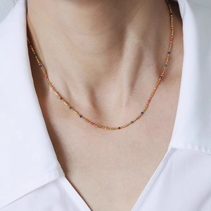 Vue détaillée du collier bohème en acier titane avec perles colorées sur chemise
