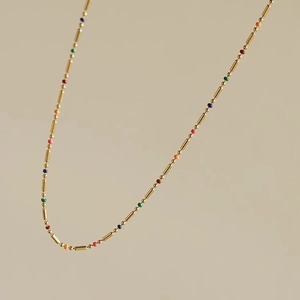 Collier bohème en acier titane doré avec perles colorées pour un look chic raffiné