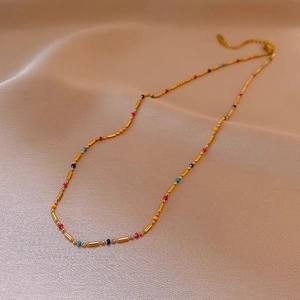 Collier bohème perles colorées en acier inoxydable doré pour femme sur satin chic