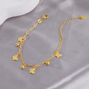 Bracelet papillon doré élégant avec détails de glands sur fond de soie douce