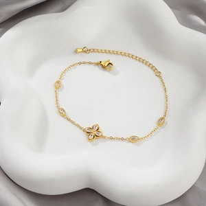 Goldenes Kleeblatt Armband mit Marquise Kristallen auf weißer Schale mit Satin