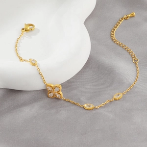 Elegantes goldenes Kleeblatt-Armband mit weißen Zirkonia auf Keramik-Display