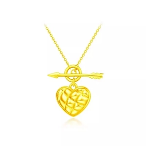 Elegante goldene Halskette mit gestepptem Herzanhänger und Pfeil-Knebelverschluss