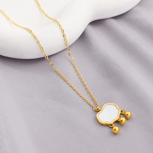 Collier cadenas Ruyi doré élégant avec incrustation en nacre sur fond gris