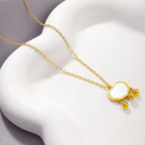 Élégant collier serrure Ruyi doré avec incrustation de nacre et trois breloques en perles
