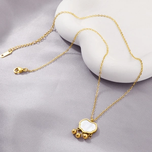 Élégant collier serrure Ruyi dorée avec nacre blanche et trois petites perles d'or