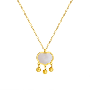 Collier chinois ruyi en nacre blanche avec trois perles dorées sur une chaîne fine