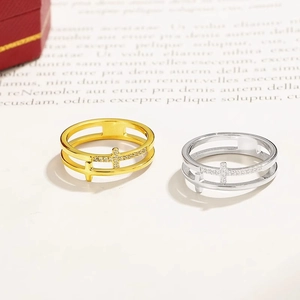 Zweilagiger hohler Kreuzring in Gold und Silber mit funkelnder Zirkonia-Einlage