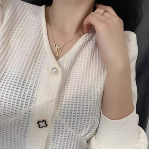 Collier avec pendentif goutte de lave irrégulier plaqué or 18 carats sur un mannequin