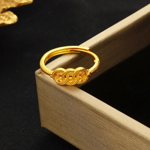 Bague vintage ajustable en or avec motif de trois pièces de monnaie chinoises liées