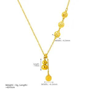 Détail du collier double gourde dorée avec caractères Fu évidés et chaîne classique