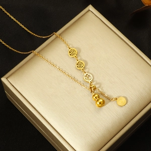 Collier chinois doré avec caractère Fu, pendentifs gourde et pièce sur coffret
