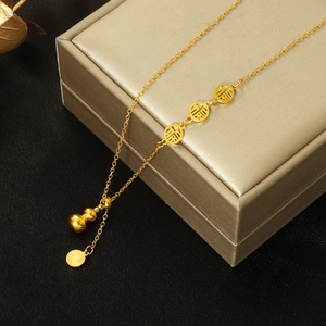 Collier doré avec pendentif caractère Fu et gourde sur boîte à bijoux de luxe