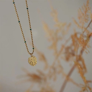 Französische tropische Monstera-Blatt-Halskette mit goldenen Perlen und grünen Akzenten