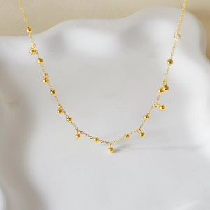Collier minimaliste plaqué or 18K avec pendentif boule polie et chaîne fine élégante