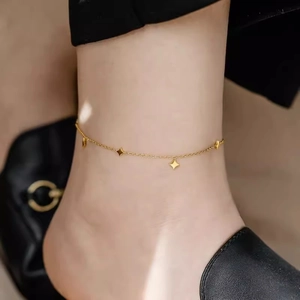 Bracelet de cheville élégant en titane doré orné de délicats pendentifs étoiles à quatre branches