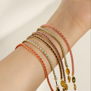 Handgewebtes rotes Armband mit Goldperlen und Buchstaben-K-Anhänger für Damen