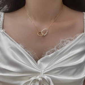 Elegant 18k gold plated stainless steel necklace with interlocking pearl and gold rings