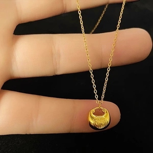 Collier avec pendentif serrure dorée et caractère traditionnel Fu pour la chance