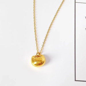 Collier minimaliste en or avec pendentif 'Fu' rond et chaîne en O sur fond blanc