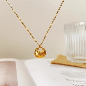 Collier cadenas Ruyi doré avec pendentif Fu sur une chaîne minimaliste pour femme