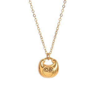 Détail du pendentif cadenas Ruyi doré avec caractère Fu sur une chaîne fine