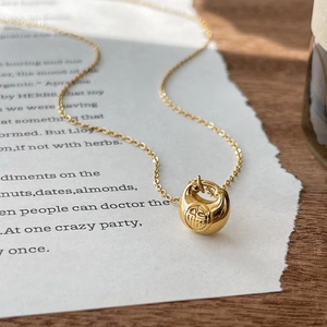Collier avec pendentif Fulu en or et caractère Fu 2019 gravé sur des pages de livre vintage