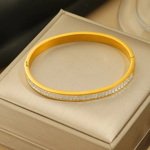 Bracciale in acciaio al titanio dorato con zirconi rettangolari e finitura lucida