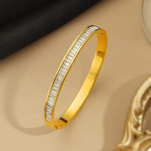 Elegante bracciale rigido in acciaio al titanio dorato con zirconi rettangolari