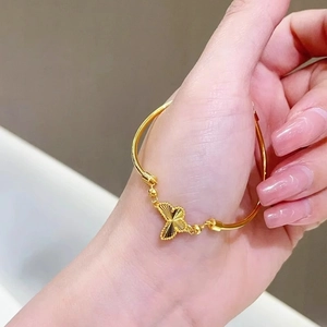 Bracelet en acier titane doré avec pendentif papillon gravé au laser et bord perlé