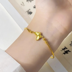 Bracelet élégant en acier titane doré avec pendentif papillon gravé au laser détaillé