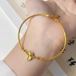 Élégant bracelet en acier titane doré avec breloque papillon découpée au laser