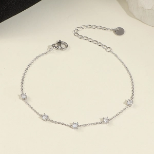 Bracelet pour femme en acier titane avec cinq zircons blancs sertis à quatre griffes