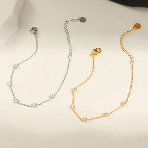 Bracelet minimaliste en acier titane avec cinq zircons carrés en tons or et argent