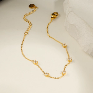 Bracelet élégant en acier inoxydable plaqué or 18K avec cinq pierres de zircone rondes