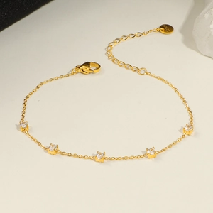 Bracelet élégant en acier doré avec cinq zircons blancs sertis à quatre griffes