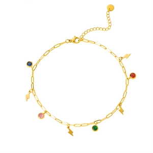 Bracelet de cheville doré avec strass colorés et breloques éclair sur fond blanc