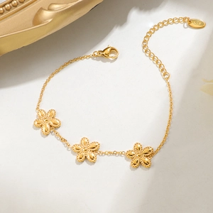 18K vergoldetes Blumenarmband mit drei matten Anhängern und praktischem Karabinerverschluss
