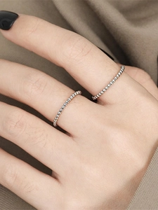 Vue détaillée de bagues perlées en argent empilées pour un style minimaliste élégant