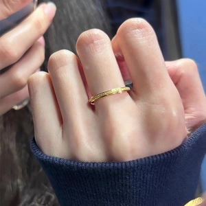 Minimalistischer goldener Titanstahlring mit Hammerschlag-Struktur für Damen und Paare