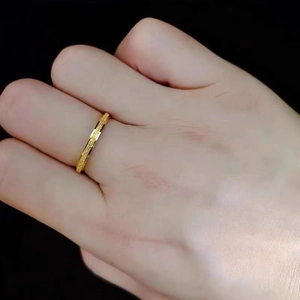 Matter goldener Edelstahlring für Damen mit polierten Kanten und Minimal-Design
