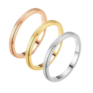 Dreiteiliges Set aus mattierten und polierten Titanstahlringen in Roségold, Gold, Silber