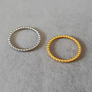 Bagues perlées minimalistes en or et argent, empilables avec une texture métal polie
