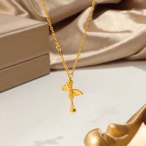 Élégant collier papillon doré avec perles laser sur un fond luxueux en soie