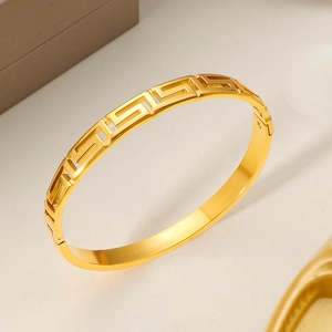 Elegante brazalete de acero de titanio dorado con diseño geométrico de greca clásica