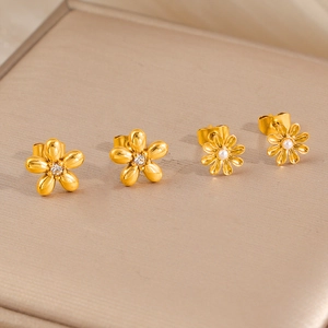 Paire de boucles d'oreilles fleurs en acier titane doré avec cristaux et perles