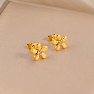 Boucles d'oreilles fleurs en acier titane doré avec une pierre centrale étincelante