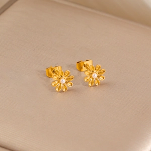 Boucles d'oreilles marguerites en titane doré avec perle blanche sur soie
