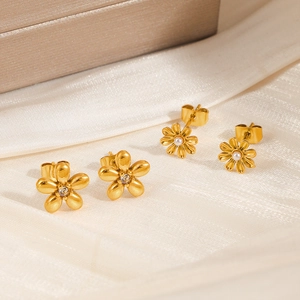 Parure de boucles d'oreilles fleurs en acier titane doré avec zircon et perle