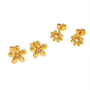 Élégantes boucles d'oreilles fleurs en titane doré avec cristaux blancs et perles